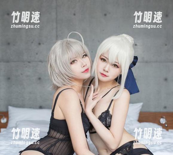 倾斜的姿势，KaYa萱在高清照片中的AtagoBunnySuit别有一番风味。