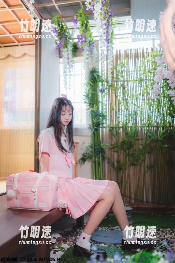 原图里的喵糖映画，她的白色长裙是夏天的完美代表，轻盈得像风，几乎快要飘走了。