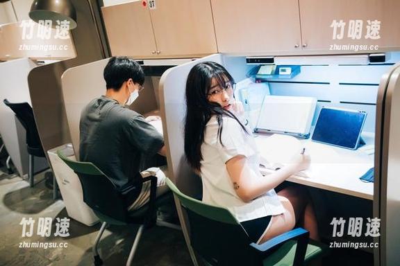 走前面的是Sonson(손손)，跟上！‘死库水’作品免费向你招手。