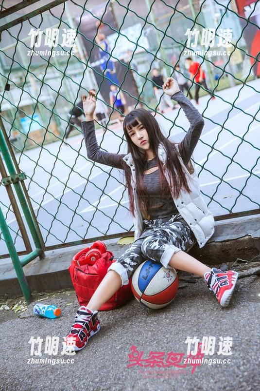 TouTiao头条女神 - 看！李丽莎与校园绿荫的亲密互动，精选画面无声胜有声。