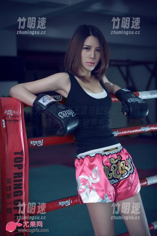 UGirls尤果网 - 在王谨轩的办公室，高清图片仿佛在轻声细语