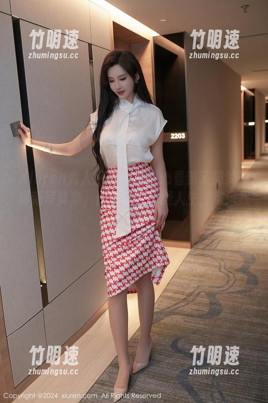 Xiuren秀人网 - 一不小心看到了初梦瑶最新写真集，丝袜让我怀疑人生，难道我也该穿？