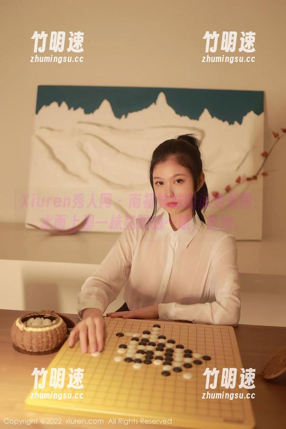 Xiuren秀人网 - 南初妹妹的泳池美图：水面上那一抹亮眼的…哦，是她。