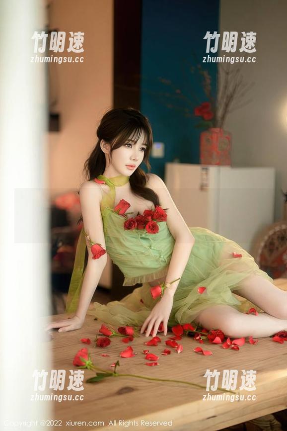 Xiuren秀人网 - 尤妮丝这熟女作品精选，还挺会玩弄光影的，真让我停住了。