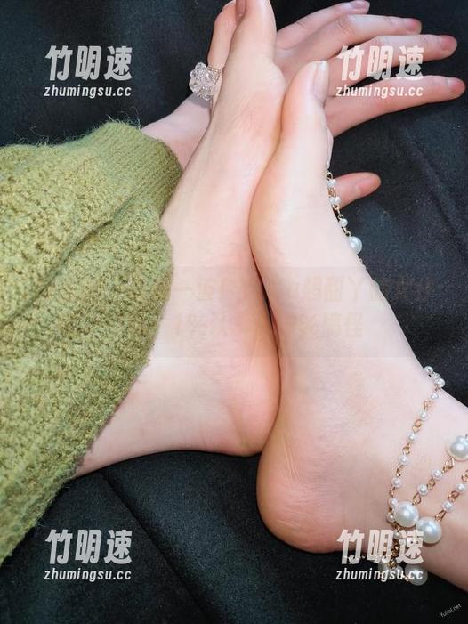 微密圈 - 最新一波！YuYu超甜丫的女仆写真，1%认真+99%搞怪