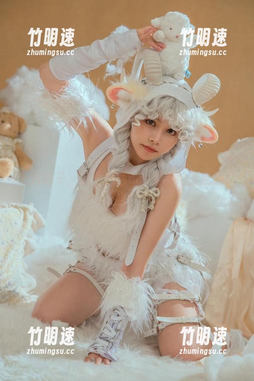 七月喵子，这个黑色cos是要给脸色吗？哈！
