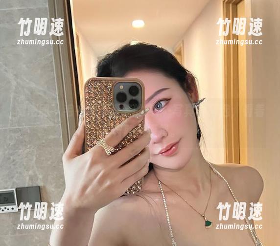微密圈 - 毛衣与不爱笑的赛琳-写真集精选，看着看着就想摸摸。