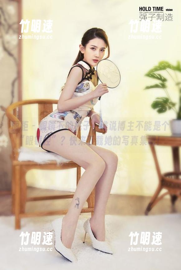 丽柜 - 眼镜下的桃子，谁说博主不能是个“眼镜控”？快来下载她的写真集吧！
