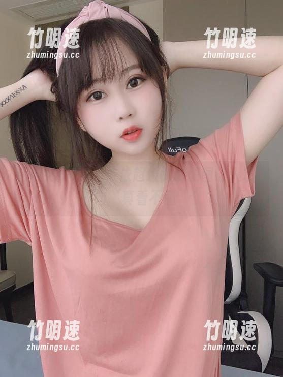 私拍女仆2.0，依依超级懒的原图让人想说句‘真看不懂’