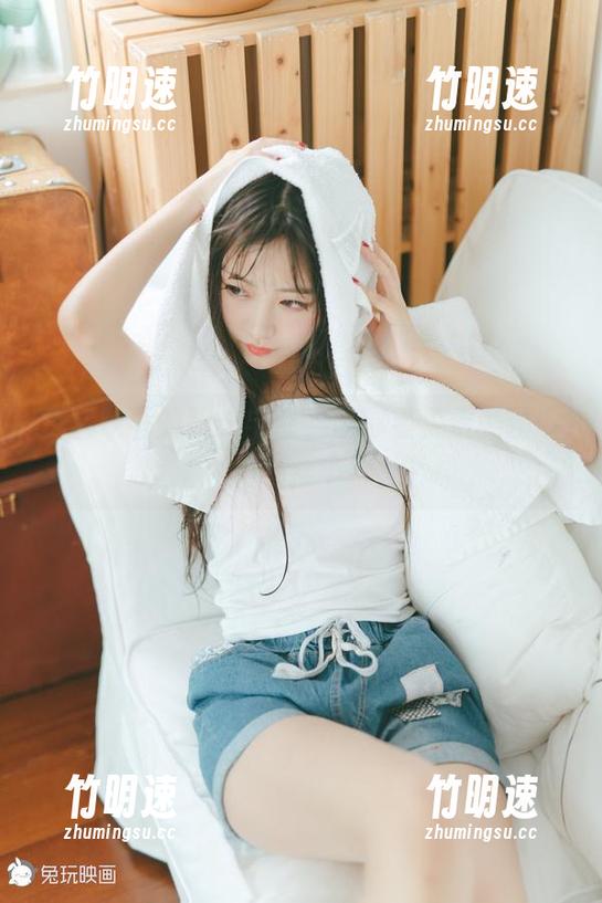 兔玩映画的阳光宅女，带你看免费美图中的半推半拽