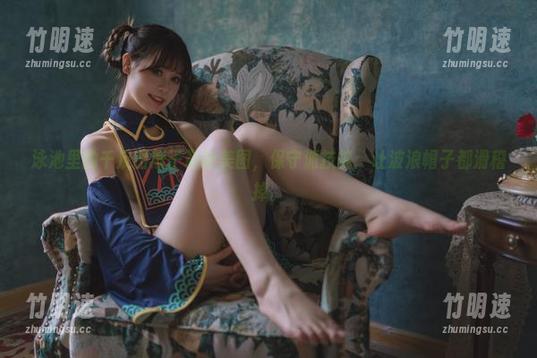 泳池里的千反田鹿子最新美图，保守派技能：让波浪帽子都滑稽掉。