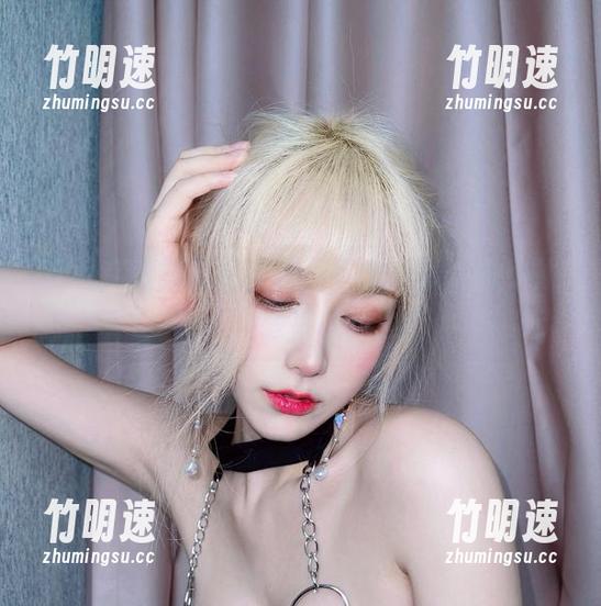 这组定制图集从红裙到每个角度，啾小妍也是拼了。
