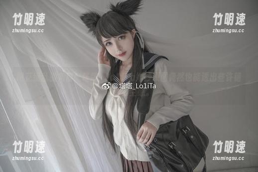 眼花缭乱的角度！塔塔_Lo1iTa婚纱原图竟然也能透出些许错位的时空感。