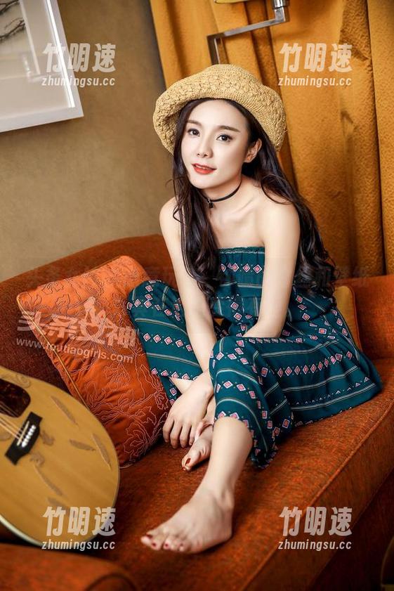头条女神 - 随意玩味：钟晴的白丝和壁纸，写真在这里变得有趣。