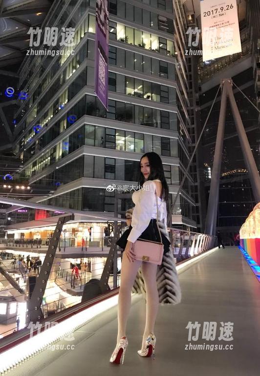 微密圈 - 作品出货：私拍泳装，宸大小姐的‘看我变戏法’时刻！