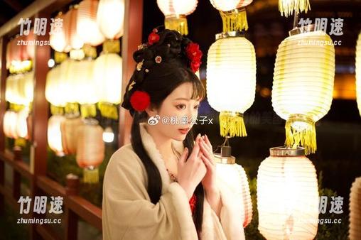 桃墨公子的自拍旅行：从床上到镜子前的美图冒险