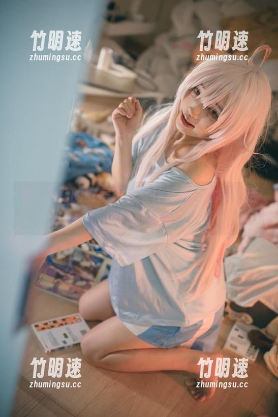 神沢永莉的厨房短款女仆写真，分享生活中的小清新