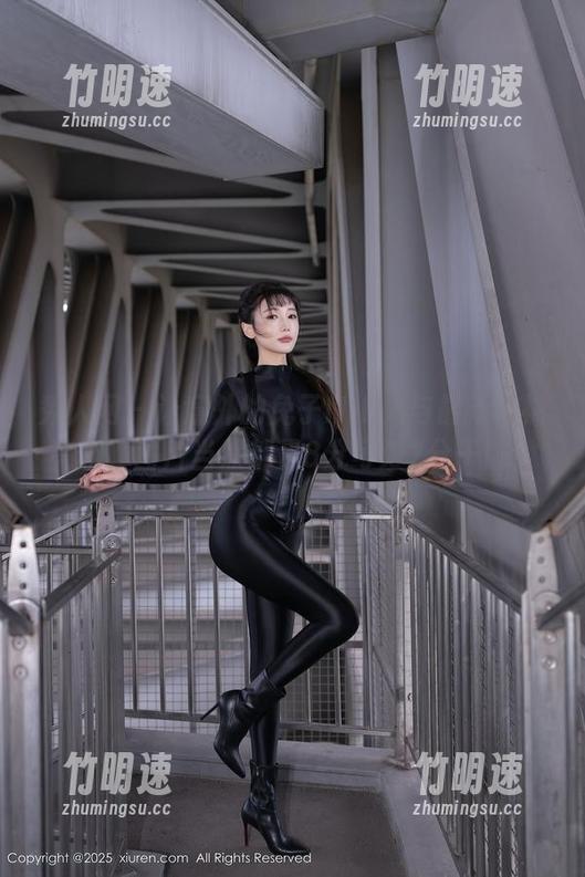 秀人网 - 让意外的兔子NINA与最新棉袜亮相，图片当然都是8分可爱2分干脆！