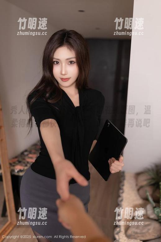 秀人网 - 我拿着焦糖可可的在线原图，温柔得脑袋都快要融化了，喝杯咖啡再说吧。