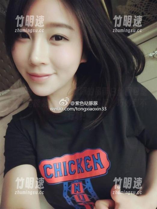 微密圈 - 在紫色哒豚豚的吊带白丝图包里，总是能发现意想不到的搭配，巧妙到不行呢！
