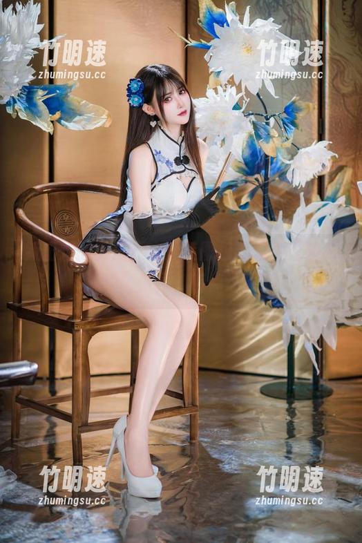 新出炉的羽生三未泳装图包，泳池里的“滤镜”效果，有点迷离。