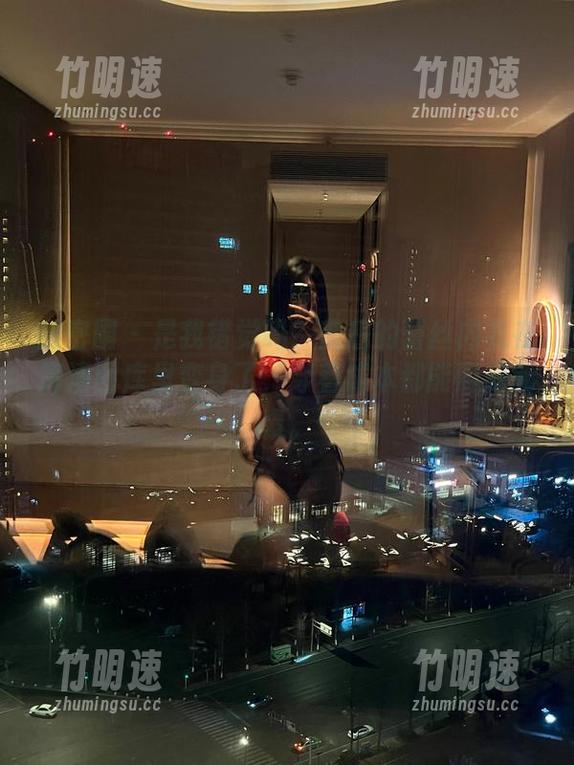 微密圈 - 是我错觉吗？詹詹的蕾丝内衣在高清图库里变身了，穿着成本都能掰成元素。