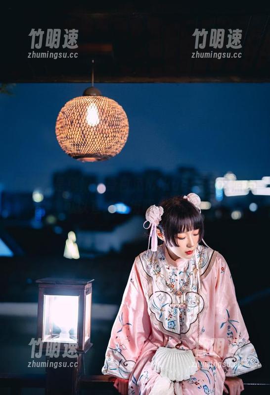 阿包也是兔娘化身白兔Mikucos，这照片可以直接上街吓人了吧！
