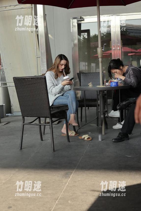 魔镜街拍 - 艾小青的牛仔裤让我想起了一些好老歌，图包里的每一张都像一首旋律，让人回味无穷。